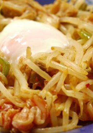 スジ肉もやしのキムチ炒め・温たま乗せ-レシピのメイン写真
