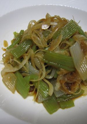 新玉ねぎと刺身こんにゃくの甜面醤サラダ-レシピのメイン写真