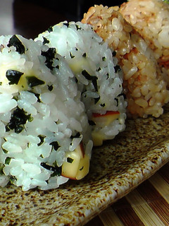 スモークチーズとワカメのおにぎり-レシピのメイン写真