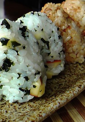 スモークチーズとワカメのおにぎり-レシピのメイン写真