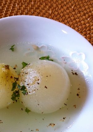 一手間で激ウマ新玉ねぎ丸ごとスープ-レシピのメイン写真