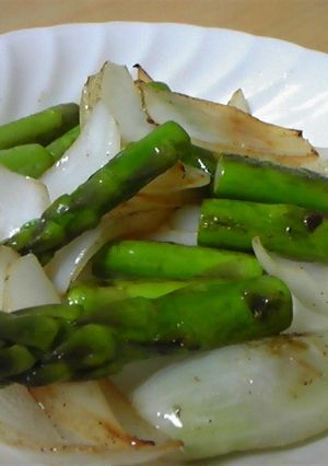 男の料理 アスパラと新玉ねぎの炒め物-レシピのメイン写真