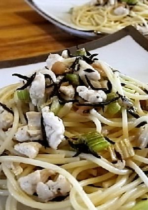 鶏肉とひじきとセロリの梅バター風味パスタ-レシピのメイン写真