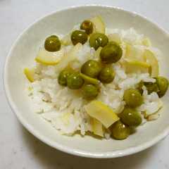 A picture of グリンピースの炊き込みご飯.
