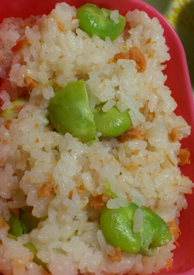 彩りキレイ！旬のそら豆と鮭の混ぜご飯-レシピのメイン写真