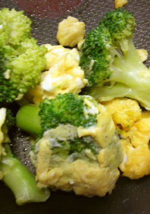 ブロッコリーと卵の炒め物-レシピのメイン写真