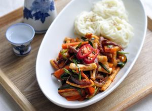 韓国料理ー旨辛いイカの炒めと素麺-レシピのメイン写真