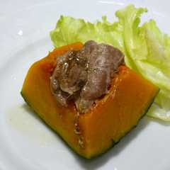 A picture of かぼちゃと鴨肉のレンジ蒸し.