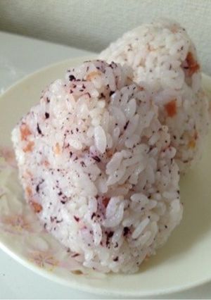 ゆかり梅おにぎり-レシピのメイン写真