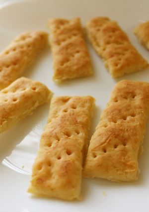 酒粕Ｗ麹で作るチーズ風味の塩麹クラッカー-レシピのメイン写真