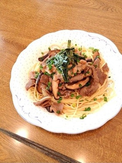 お箸で食べるお肉と納豆のボリュームスパ-レシピのメイン写真