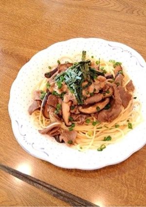 お箸で食べるお肉と納豆のボリュームスパ-レシピのメイン写真