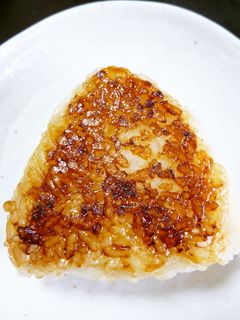 あらまっ!いい味♪塩麹の焼きおにぎり。-レシピのメイン写真