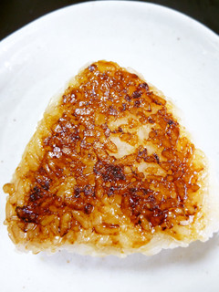 あらまっ!いい味♪塩麹の焼きおにぎり。-レシピのメイン写真