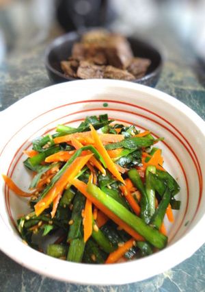 小さな野菜のおかず☆ニラと人参の胡麻和え-レシピのメイン写真