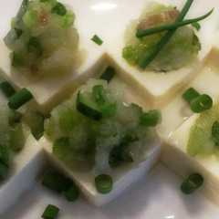 รูปของ わさびと夏野菜のジュレ 豆腐に乗せて