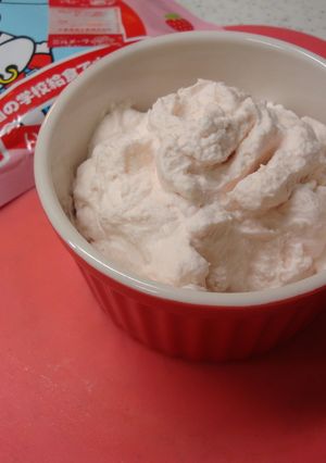 ミルメークで簡単♪イチゴ風味生クリーム-レシピのメイン写真