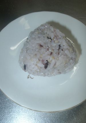 十六穀ごはんの塩味おにぎり-レシピのメイン写真