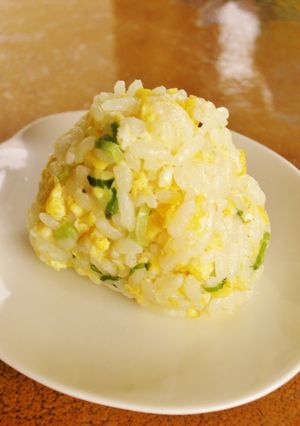 電子レンジで卵炒飯(おにぎり)お弁当-レシピのメイン写真