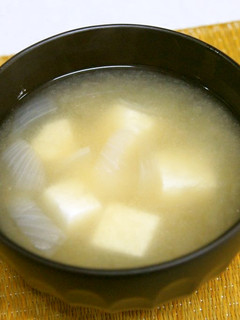 玉葱と豆腐の味噌汁梅風味-レシピのメイン写真