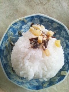 簡単♪たくあんと昆布のマヨおにぎり-レシピのメイン写真