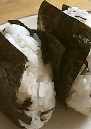 塩昆布とおかかクリームチーズのおにぎり-レシピのメイン写真