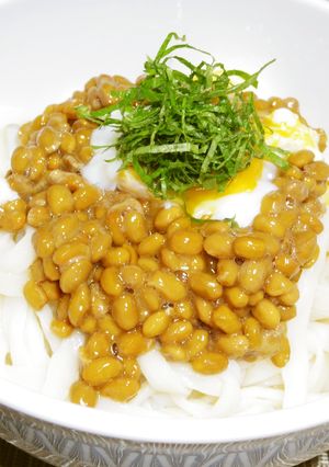ネバネバ納豆うどん山芋温泉卵のっけ！-レシピのメイン写真