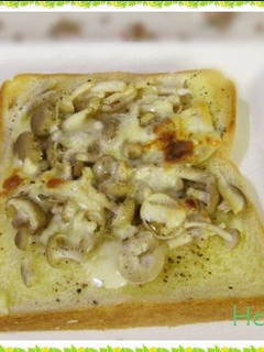 ΩしめじΩ+めんつゆでトースト-レシピのメイン写真