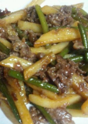 牛肉じゃがいもにんにくの芽の炒めもの-レシピのメイン写真