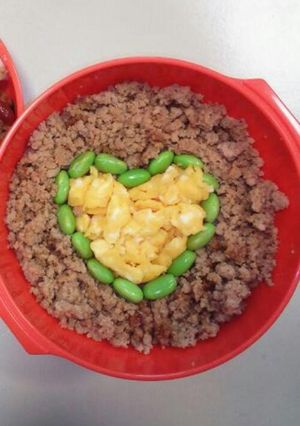 カワイイ♪２色そぼろ丼の盛り付け方＊＊-レシピのメイン写真