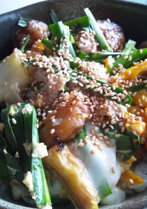 ささっとランチに!焼鳥にら玉丼-レシピのメイン写真