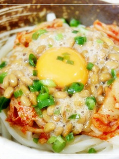 とろ~り♬ごま油香る♪納豆キムチうどん-レシピのメイン写真