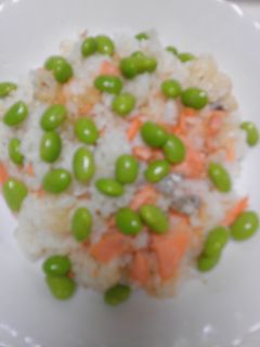 手抜きか?焼き鮭の混ぜご飯・枝豆のせ-レシピのメイン写真
