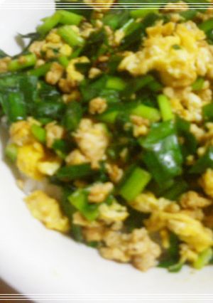 ランチに簡単♪挽き肉入りのニラ玉丼-レシピのメイン写真