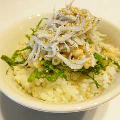รูปของ うどん屋さんのじゃこめし