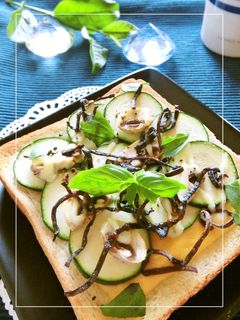 ズッキーニ×きのこのバジル塩昆布トースト-レシピのメイン写真