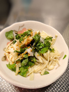 小さな野菜のおかず☆エノキと大葉の塩麹-レシピのメイン写真