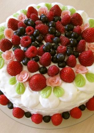 苺のデコケーキ（トリプルベリー）-レシピのメイン写真