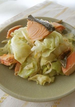 たっぷり野菜と焼鮭のピリ辛サラダ-レシピのメイン写真