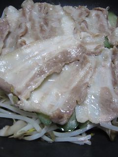 フライパンで豚肉きゅうりもやしの蒸し鍋-レシピのメイン写真