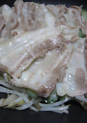 フライパンで豚肉きゅうりもやしの蒸し鍋-レシピのメイン写真