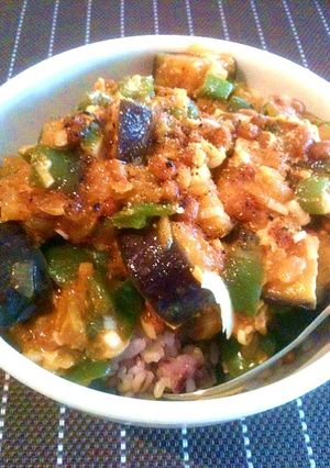 夏野菜と納豆の辛みそ炒めスタミナ丼-レシピのメイン写真