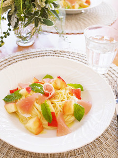 桃と生ハムの冷たいパスタ-レシピのメイン写真