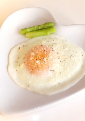 目玉焼きには粉チーズとブラックペッパー☆-レシピのメイン写真