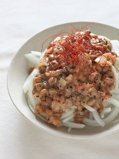 新玉ねぎを豆乳キムチ納豆だれで。-レシピのメイン写真