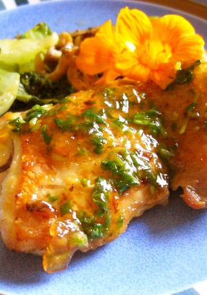 鳥モモ肉のハーブいり塩ソースステーキ.＋-レシピのメイン写真