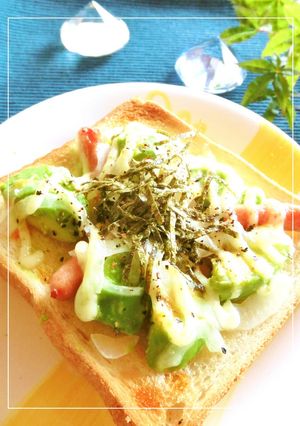 ウインナー×アボカドのラー油風味トースト-レシピのメイン写真