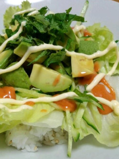 ピリ辛アボカドサラダのっけ酢飯丼♬-レシピのメイン写真