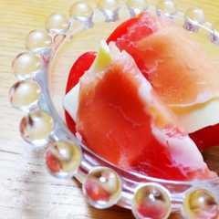 รูปของ スライスチーズのなんちゃってカプレーゼ♡