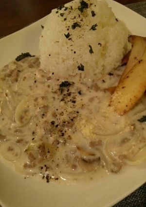 旨味たっぷり♪挽肉のホワイトソースがけ飯-レシピのメイン写真